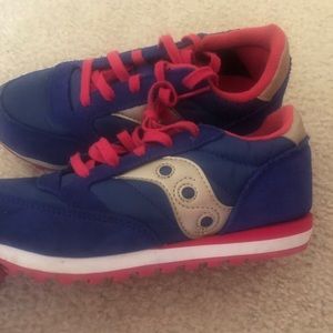Girls saucony tennis shoes. Like new size 13.5